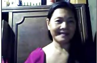 XXX Xinh đẹp tóc vàng với đôi môi lớn quỳ xuống để hút chàng trai video xx han quoc săn chắc trong ánh nắng mặt trời